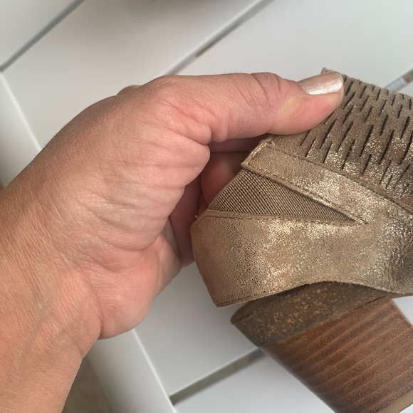 Sofft suede perforated tan glittery sandals size 6M - Picture 12 of 16